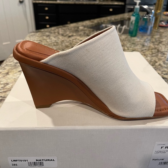 FRAME Le Naomi Mule. Size 3.8. - Picture 4 of 6